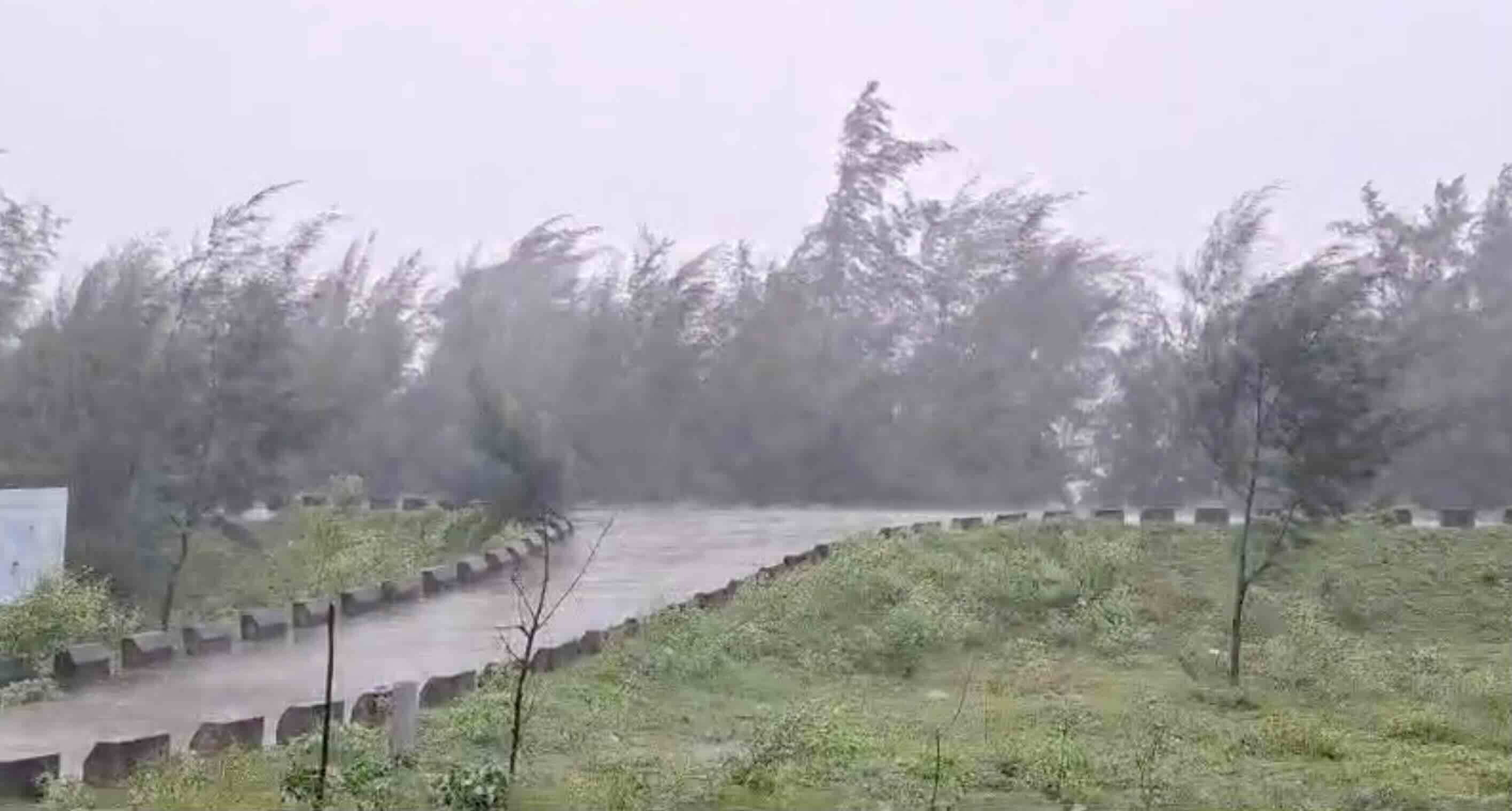 Ha Tinh fortes pluies et vents violents les habitants prennent l'initiative de lutter contre la tempete n° 5. Photo : Tran Tuan