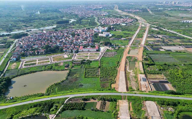According to experts, it is necessary to improve the policy of determining land prices for compensation and site clearance for people in projects using land. Photo: Vinh Hoang