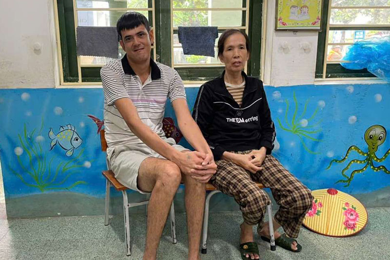 Thi Haiの母親と娘（60歳、Bac Chien Thang Hamlet、Dien Chau Commune、Nghe An）を嵐5番で走っています。