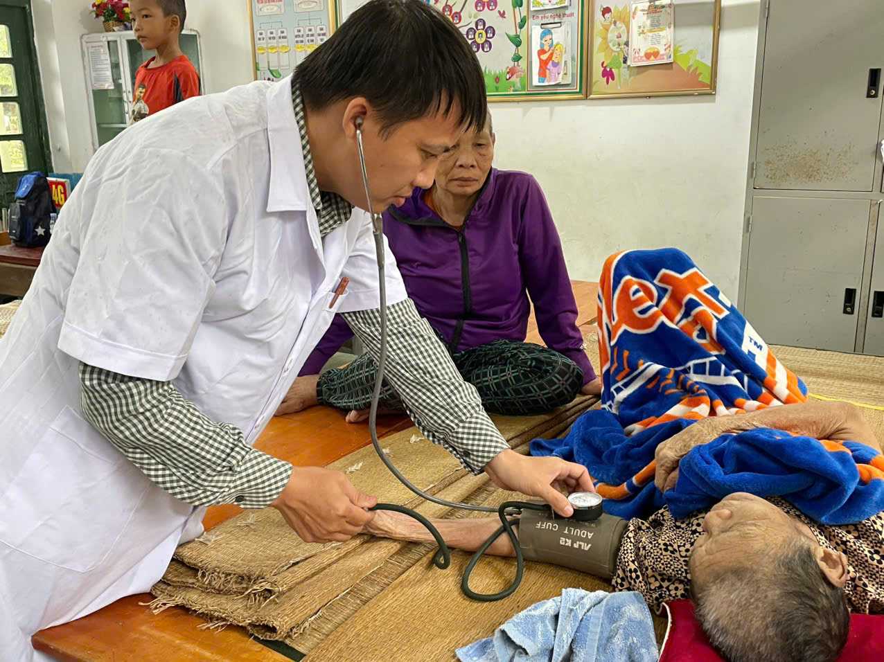 Bac si Chu Minh Tho, Truong Tram y te xa Dien Chau kham benh cho nguoi dan tai diem so tan. Anh: Pham Chung