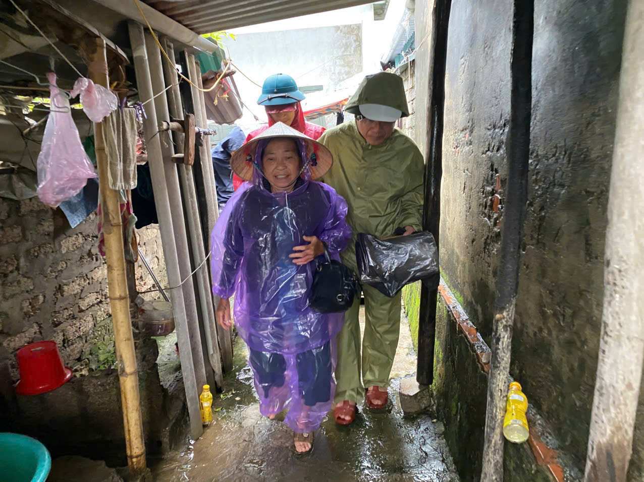 Luc luong chuc nang ho tro nguoi dan di doi den diem an toan. Anh: Pham Chung