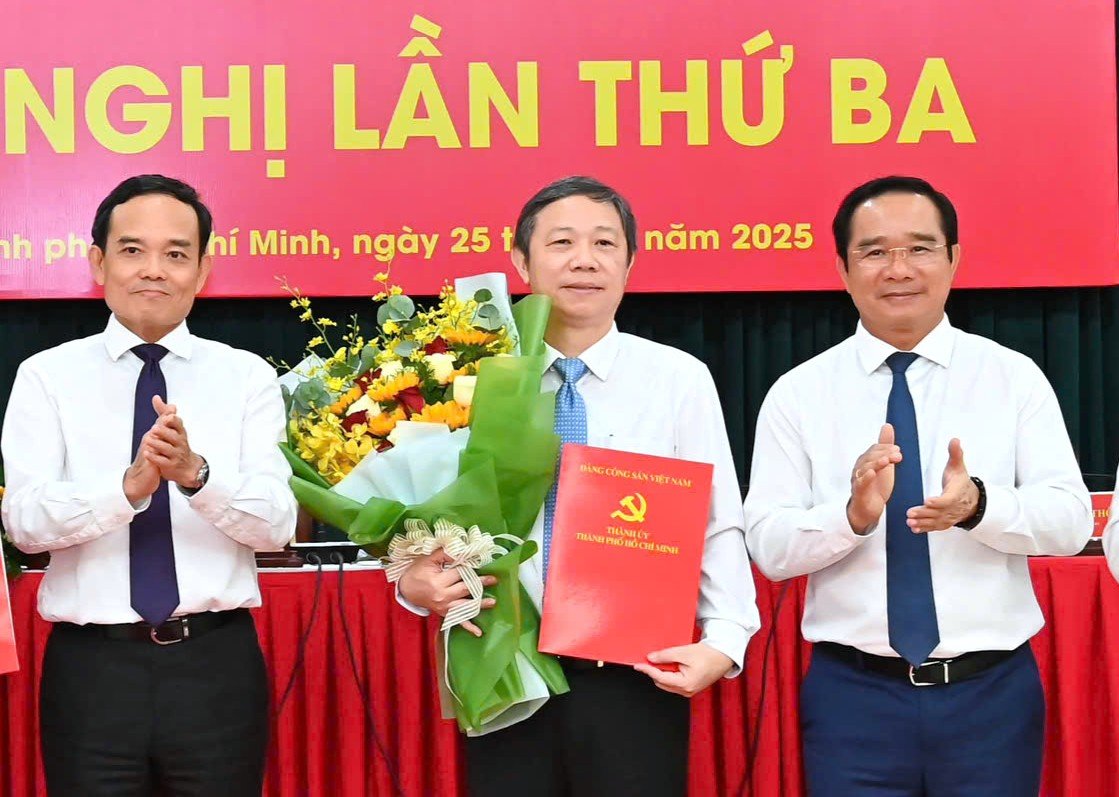 Ho Chi Minh City Party Secretary Tran Luu Quang (left cover) and Chairman of Ho Chi Minh City People's Committee Nguyen Van Duoc presented the decision to Mr. Duong Anh Duc. Photo: Viet Dung