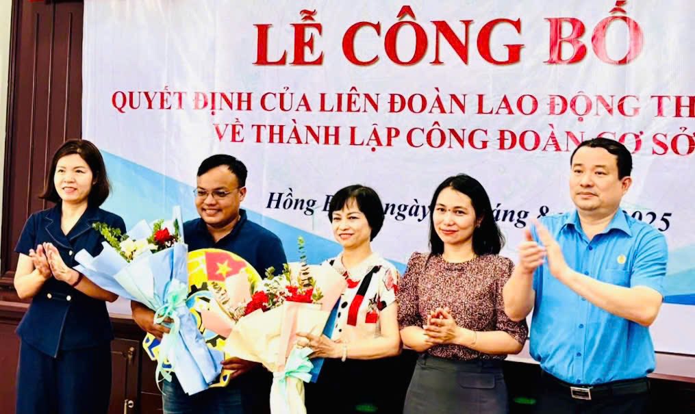 하이퐁시 노동총연맹 위원장이 기초 노동조합 설립 결정을 수여하고 있습니다. 사진: 노동조합 신문