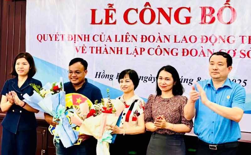 The Chairman of the Hai Phong City Labor Federation presented the regulations on the establishment of grassroots trade unions. Photo: Hoang Bang Rising Trade Union