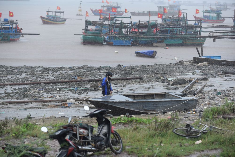 Nguoi dan khan truong chang buoc cac thuyen be o khu vuc neo dau. Anh: Quach Du