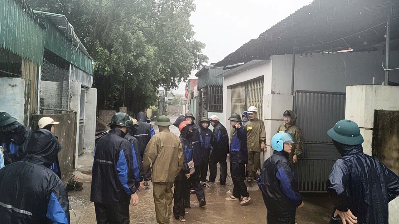 Rat dong luc luong chuc nang den cac ho dan de tuyen truyen, so tan nguoi den noi an toan. Anh: Quach Du