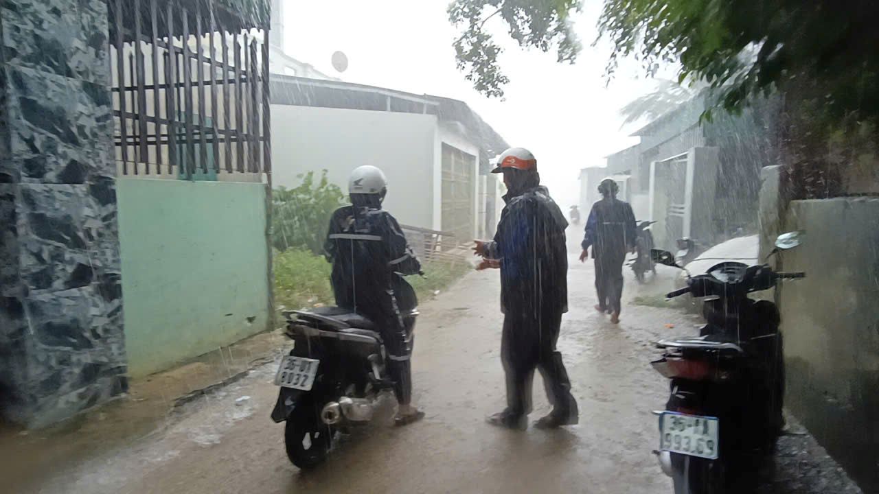 Luc luong chuc nang den cac gia dinh van dong trong tiet troi mua nhu trut. Anh: Quach Du