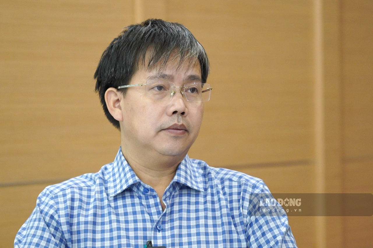 Ong Mai Van Khiem cung cap thong tin cap nhat ve con bao hoi 11 gio 30 ngay 25.8. Anh: Vu Linh