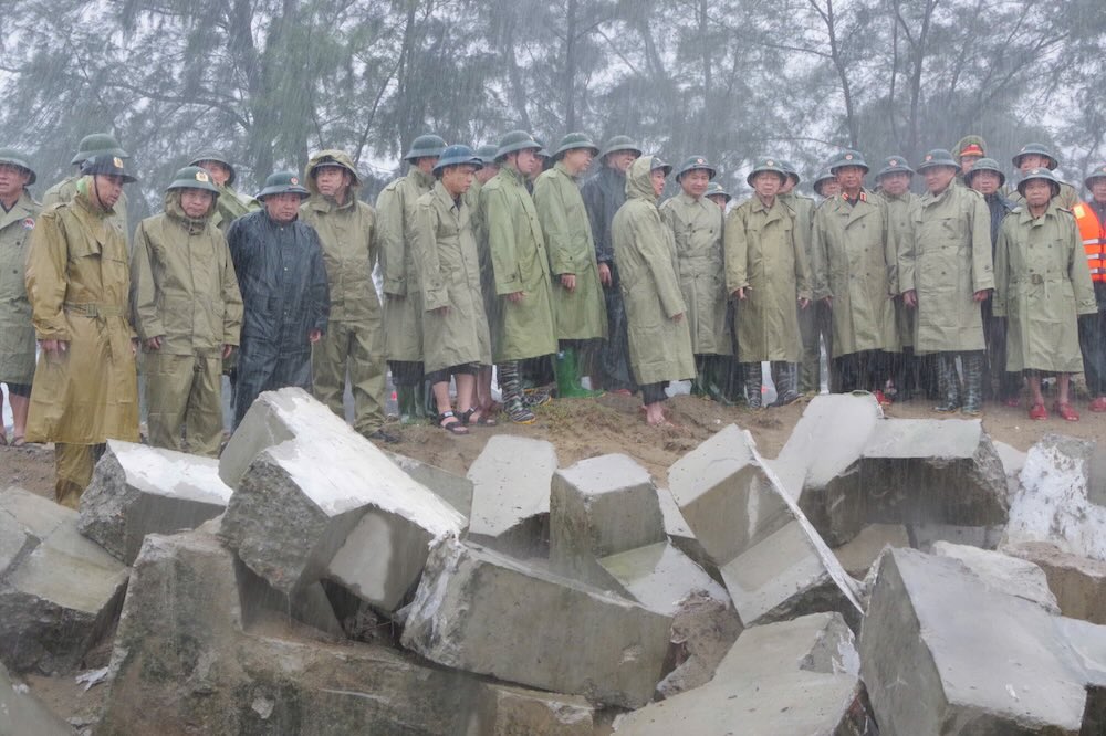 Deputy Prime Minister Tran Hong Ha inspected the Hoi Thong dike system (Dan Hai commune, Ha Tinh province). Photo: Tran Tuan