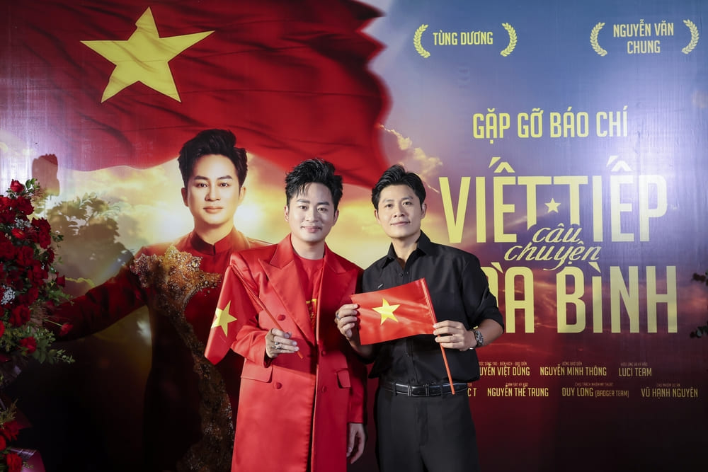 Singer Tung Duong continues to collaborate with musician Nguyen Van Chung. Photo: Manh Nguyen