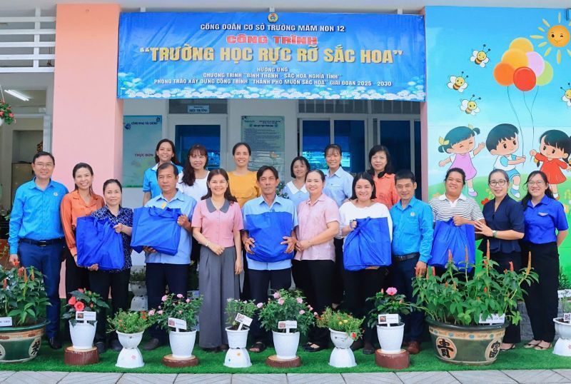 Binh Thanh 구 노동조합은 어려운 상황에 처한 12 유치원 교사 조합원에게 지원 선물을 전달했습니다. 사진: Duc Long