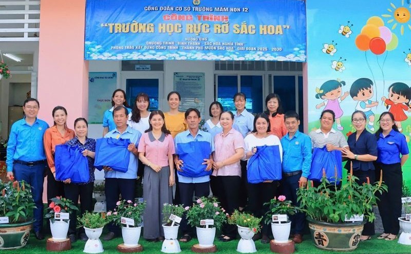 Binh Thanh Ward Union presented support gifts to union members and teachers of Kindergarten 12 in difficult circumstances. Photo: Duc Long