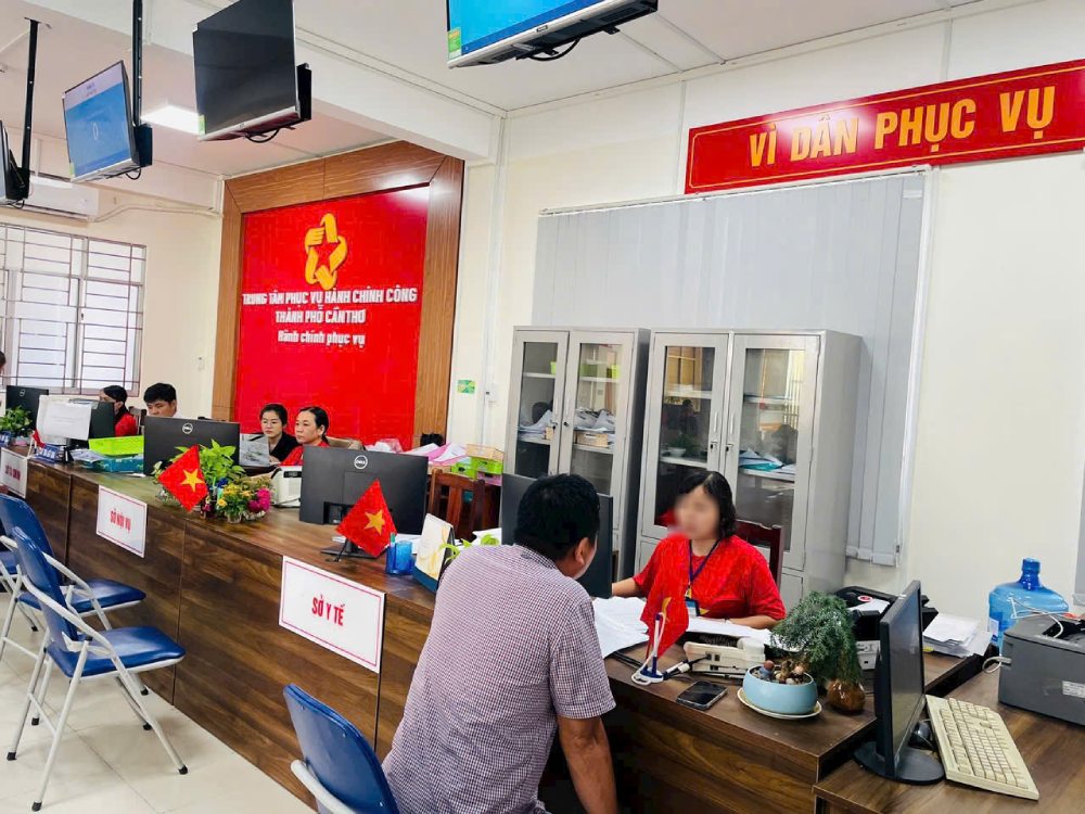 Ministries, branches and localities continue to cut and simplify administrative procedures and business conditions. In the photo, Can Tho Public Administration Service Center handles administrative procedures for people. Photo: Ta Quang