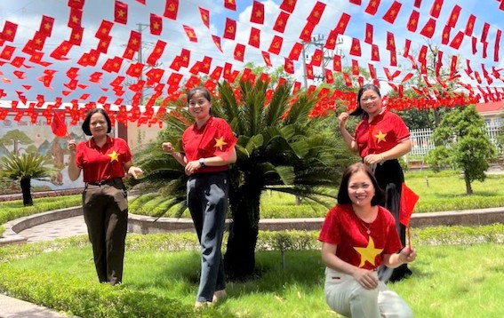 회사는 모든 간부와 직원에게 문자 메시지를 통해 기념일 기념 체크인 사진을 공유해 줄 것을 요청합니다. 사진: Hung Long 의류 및 서비스 합자 회사