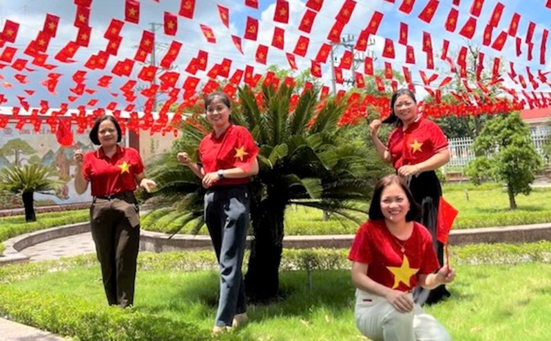 The company calls on all officers and employees to share check-in photos to celebrate the holiday via text messages. Photo: Hung Long Garment and Service Joint Stock Company