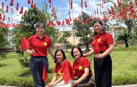 Nguoi lao dong tai Cong ty Co phan May va Dich vu Hung Long check-in cung co do sao vang tai Hung Yen. Anh: Cong ty Co phan May va Dich vu Hung Long