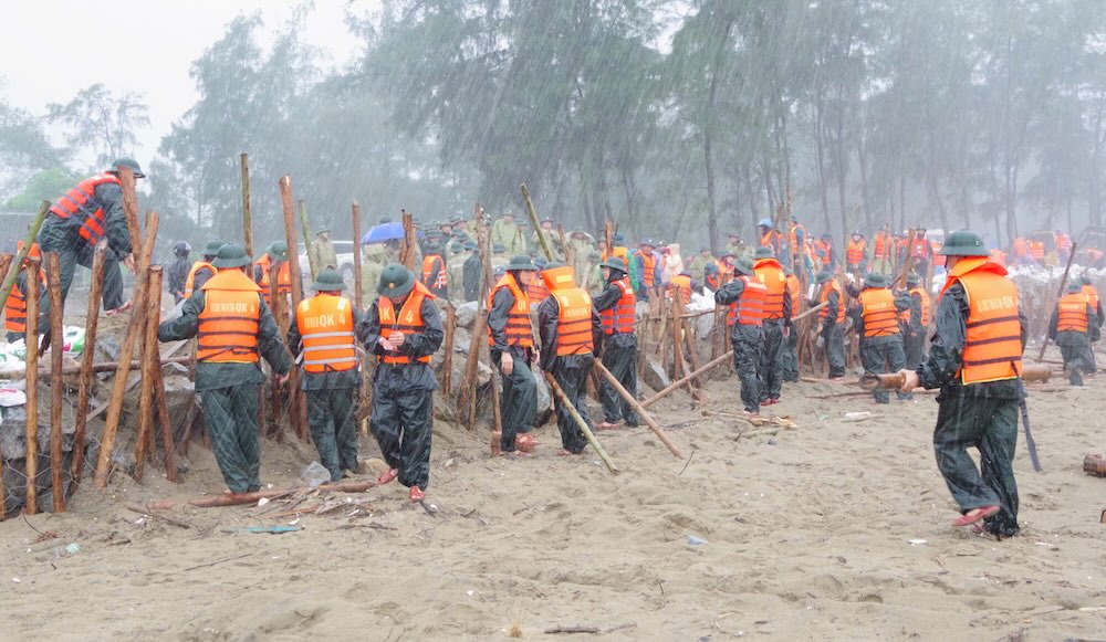 The Deputy Prime Minister inspected the work of reinforcing important dykes in Ha Tinh. Photo: Tran Tuan