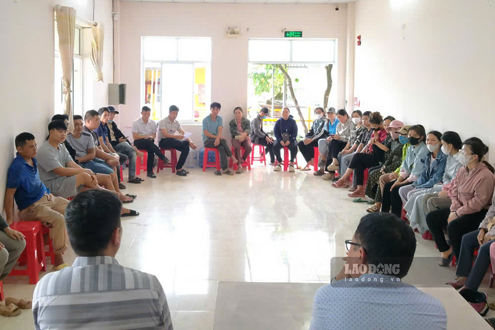 Dai dien Lien doan Lao dong tinh Gia Lai ho tro phap ly, huong dan nguoi lao dong khoi kien. Anh: Hoai Phuong