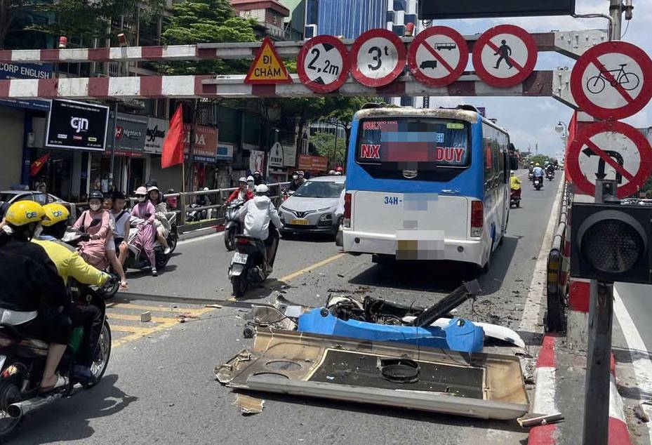 Passenger bus stuck on Tay Son - Thai Ha overpass. Photo: Provided by the police