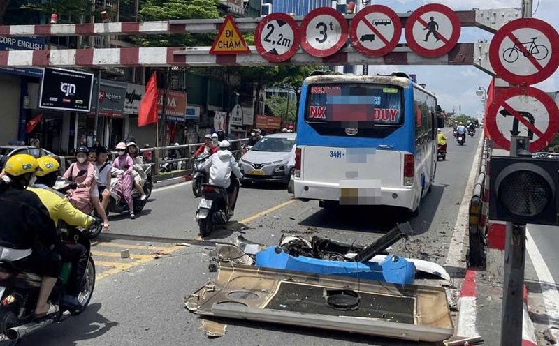 Passenger bus stuck on Tay Son - Thai Ha overpass. Photo: Provided by the police