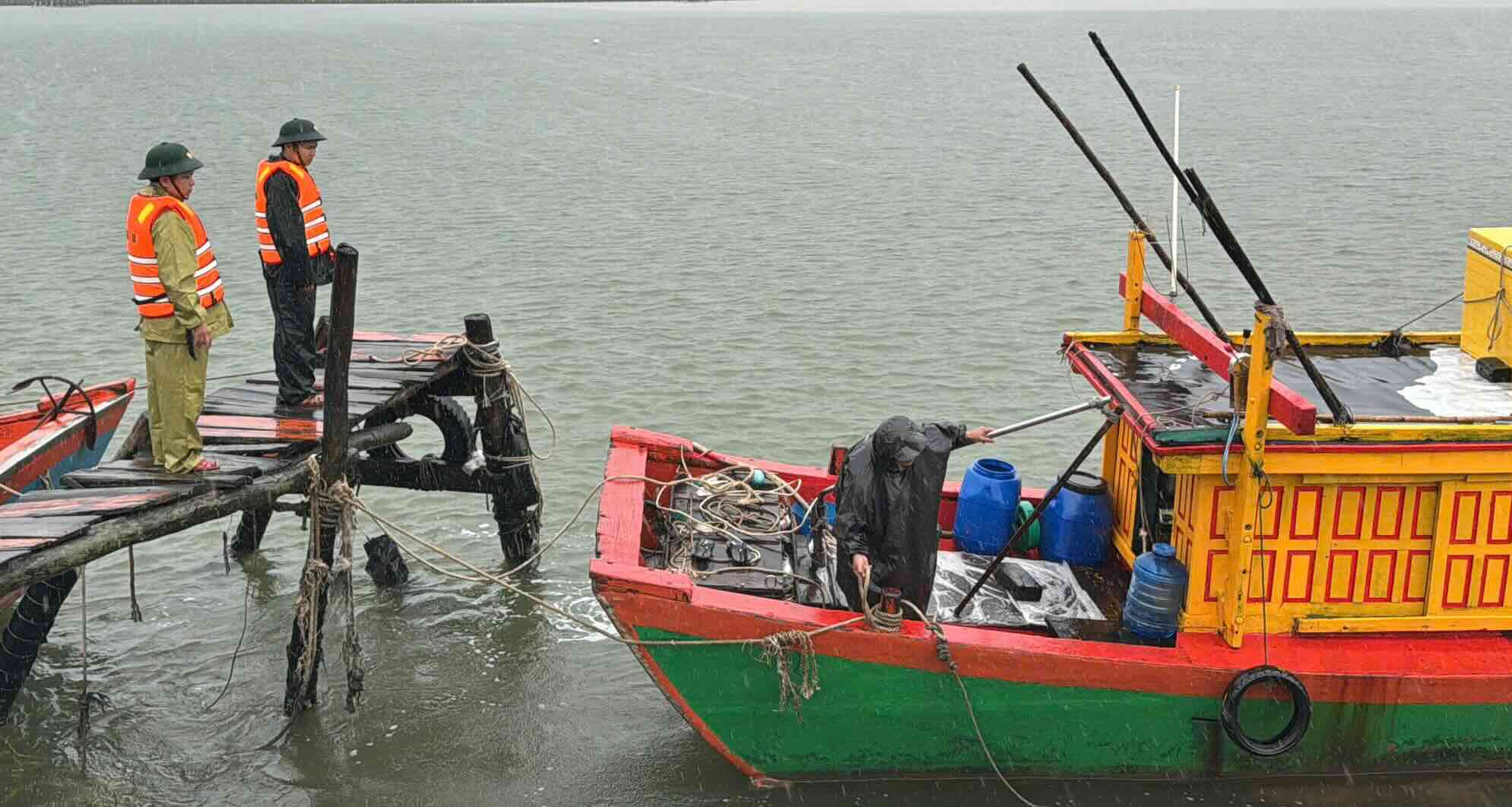 Les gardes-frontieres de Quang Tri mobilisent les bateaux de peche pour retourner a leur abri avant l'arrivee de la tempete n° 5. Photo : Cong Sang