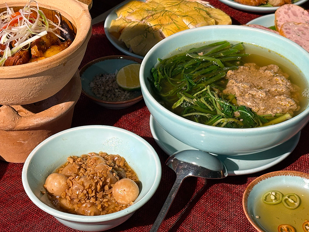 Bat canh cua khoai so nau cung rau rut tren mam com Tet Doc Lap. Anh: Y Yen