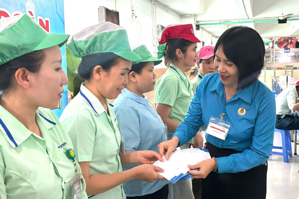Trao tang 10 suat qua, moi suat tri gia 1 trieu dong, ho tro doan vien, nguoi lao dong co hoan canh kho khan. Anh: Tran Thi