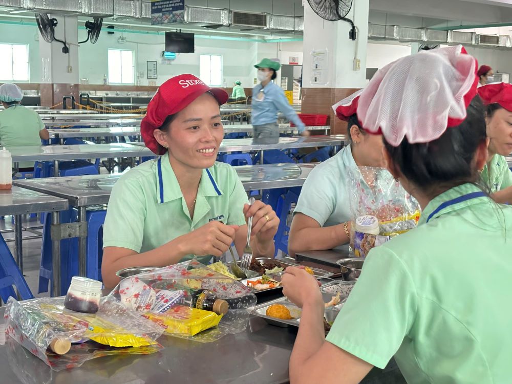 다낭 Foster 유한회사의 노동자 750명이 '노동조합 식사'에 모였습니다. 사진: 쩐티