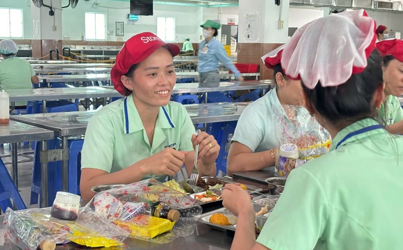 750 workers of Foster Da Nang Co., Ltd. gathered at the "Union Meal". Photo: Tran Thi
