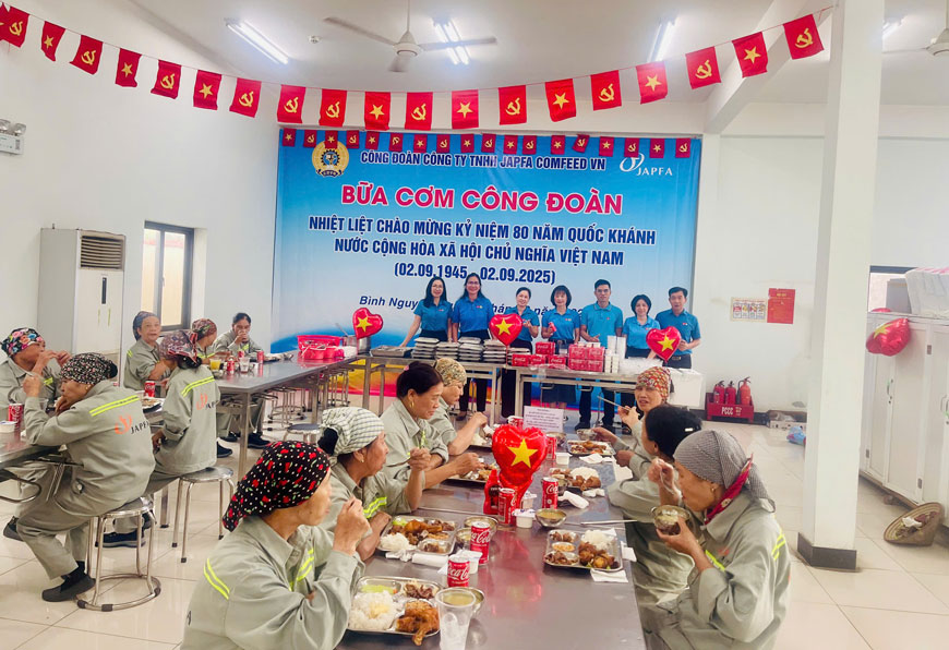 Doan vien, nguoi lao dong quay quan ben “Bua com Cong doan“. Anh: An Vi