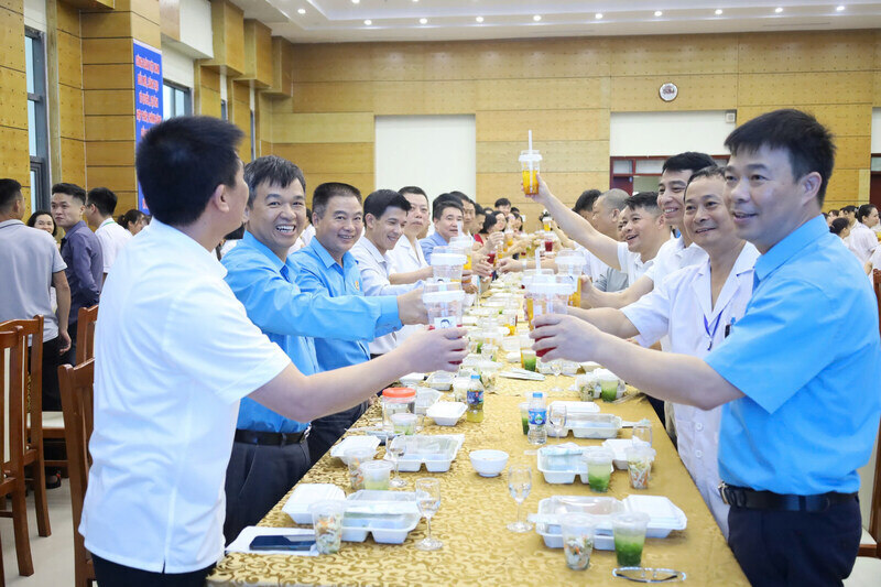 기업과 노동조합이 노동조합 식사 자리에서 노동자들을 격려하고 있습니다. 사진: 랑선성 종합병원