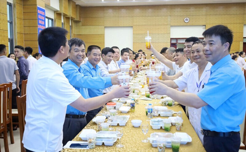 Enterprises and the Trade Union visited and encouraged workers at the Trade Union meal. Photo: Lang Son General Hospital