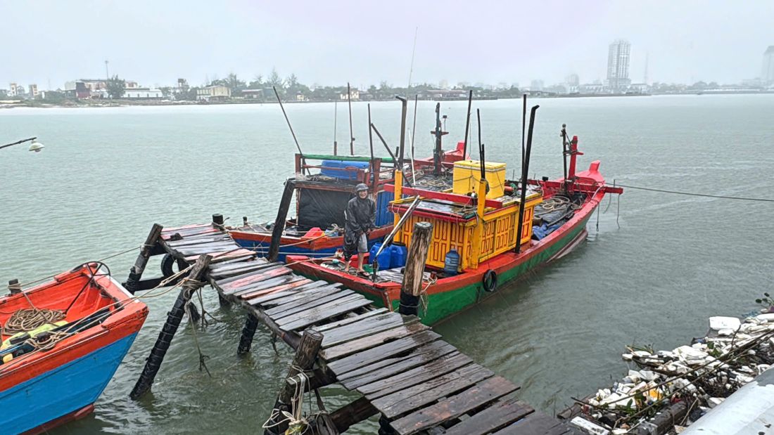 Mobilize fishermen to bring boats and boats ashore to avoid and take shelter from the storm. Photo: Cong Sang
