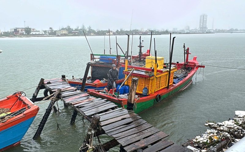 Mobilize fishermen to bring boats and boats ashore to avoid and take shelter from the storm. Photo: Cong Sang