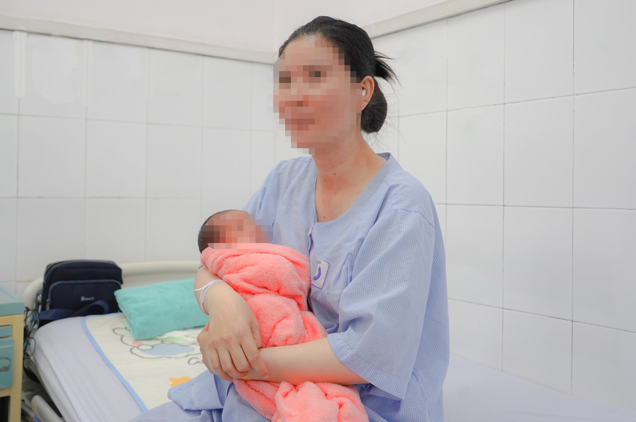 The mother was supported by a doctor to give birth successfully when she had a rare disease. Photo: Provided by the hospital