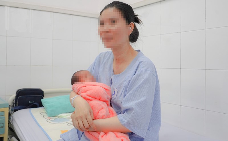 The mother was supported by a doctor to give birth successfully when she had a rare disease. Photo: Provided by the hospital