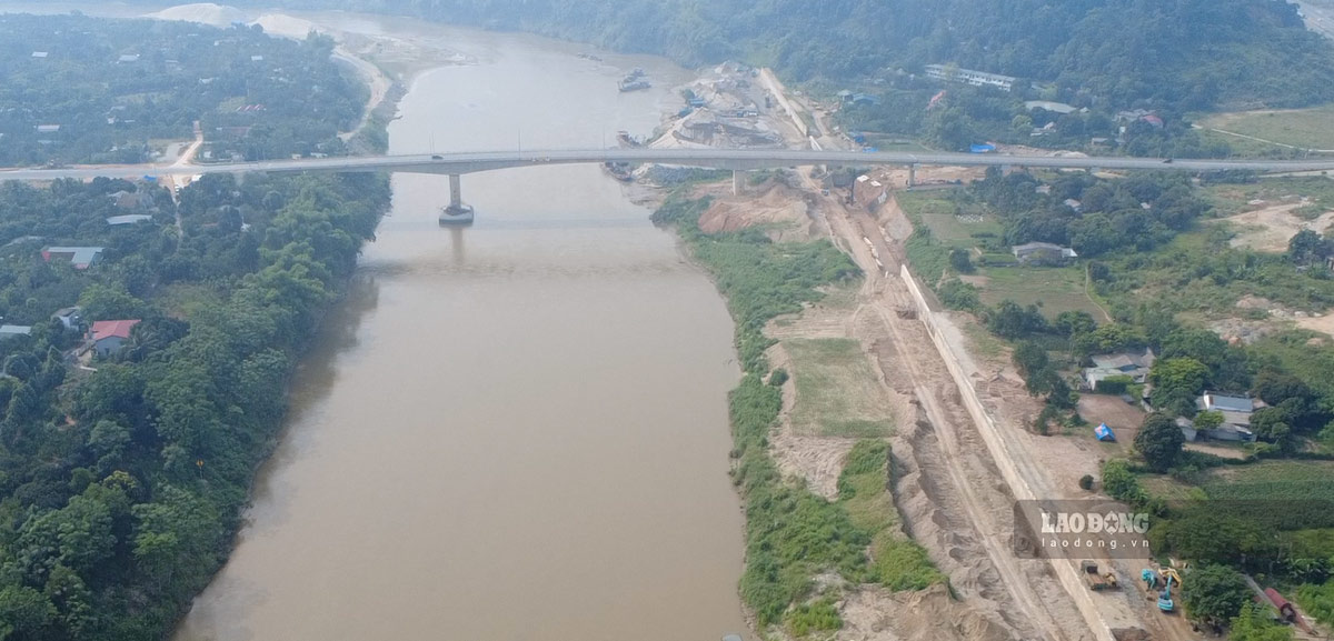 A group of embankments to prevent landslides on the Red River bank through Cam Duong ward, Lao Cai province. Photo: Dinh Dai