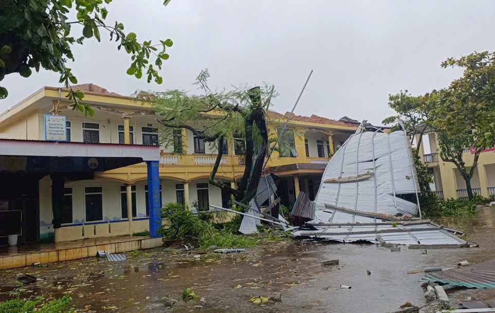 Truong Tieu hoc Dinh Ban bi toc mai. Anh: Mai Tuyet.