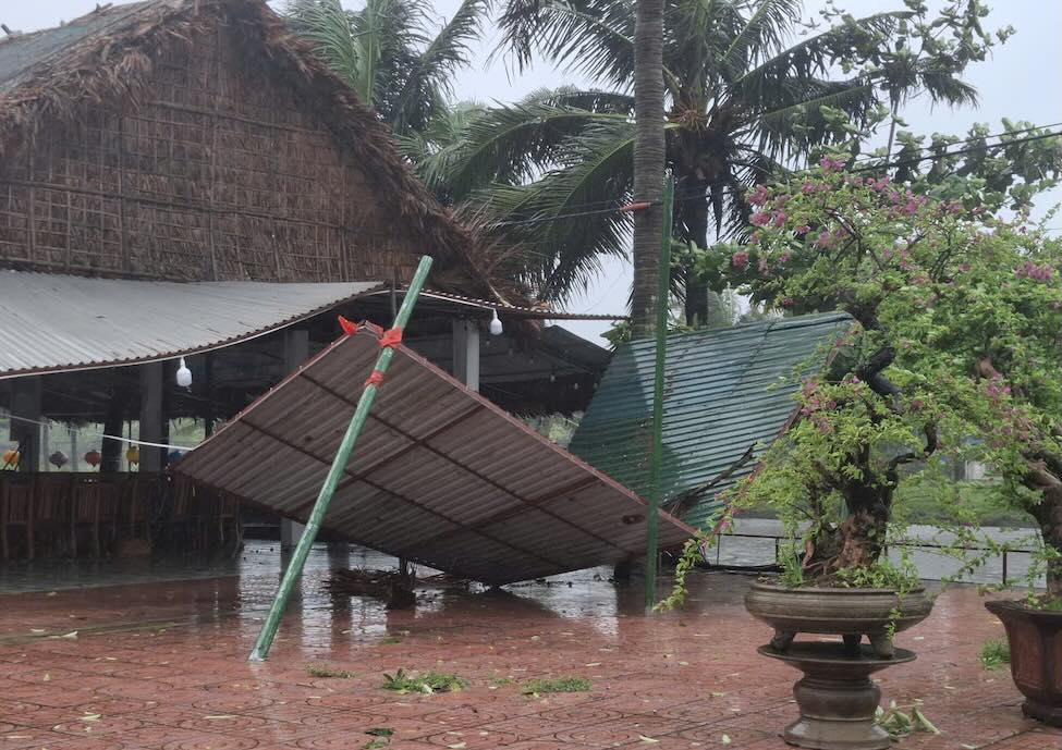 The storm is about to make landfall, many places in Ha Tinh have power outages, winds knock down corrugated iron roofs and advertising signs. Photo: Tran Tuan