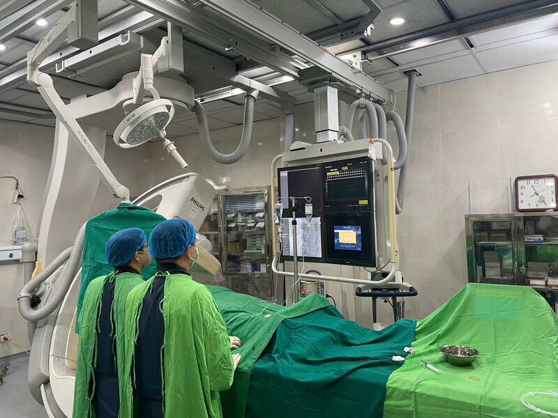 The doctor performed coronary intervention for the patient. Photo: Lang Son General Hospital