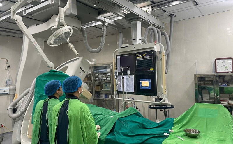 The doctor performed coronary intervention for the patient. Photo: Lang Son General Hospital
