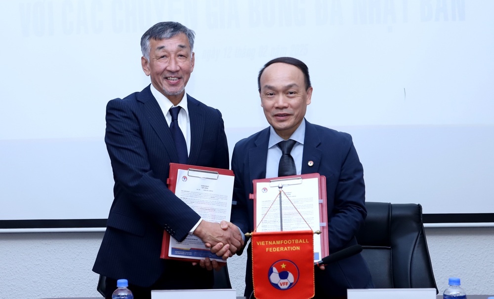 Tan huan luyen vien Yutaka Ikeuchi (trai). Anh: VFF
