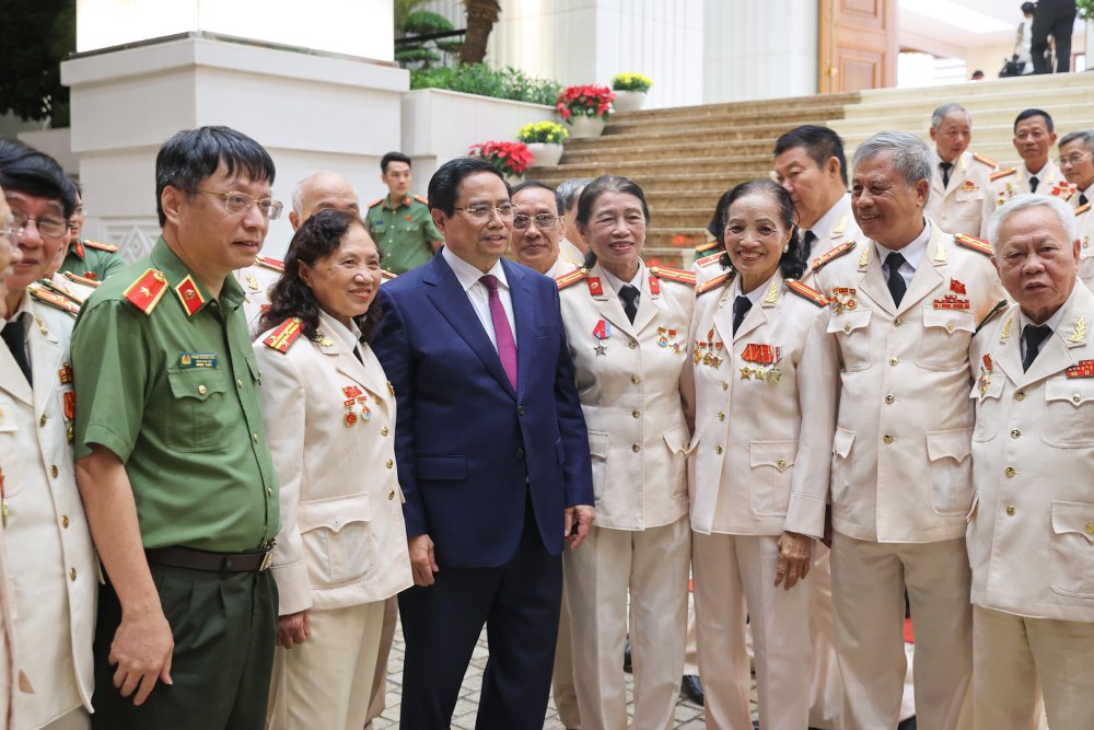 Prime Minister Pham Minh Chinh met and expressed gratitude to the Southern Military Police Support Committee. Photo: VGP/Nhat Bac