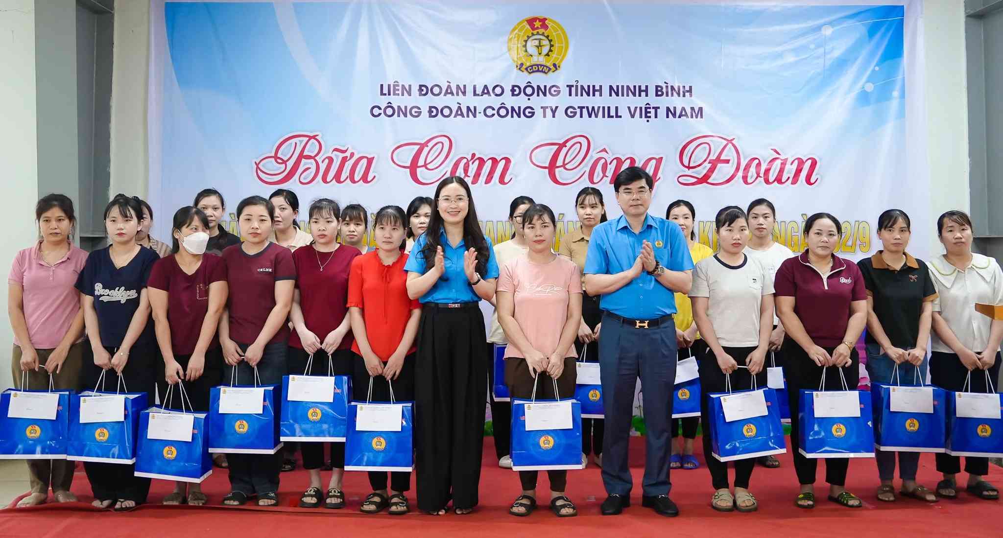 Lanh dao LDLD tinh Ninh Binh trao qua cho CNLD co hoan canh kho khan. Anh: Dieu Anh