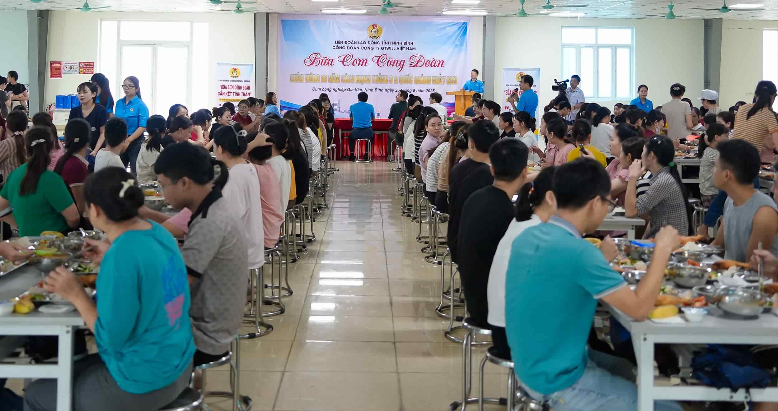 거의 250명의 조합원과 GTWILL 베트남 유한회사의 노동자들이 닌빈성 노동총연맹이 주최하는 410 노동조합 식사 프로그램에 참석했습니다. 사진: 지에우안