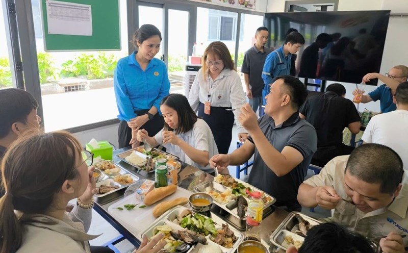 Nghia Thanh Commune Labor Union chats with workers at "Union Meal". Photo: Duy Thong