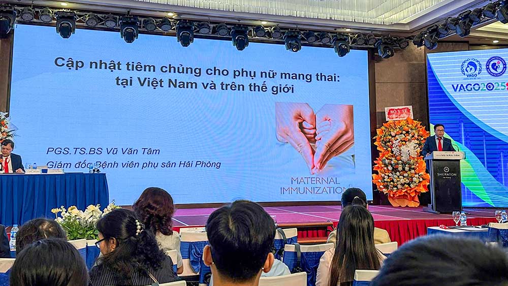 Associate Professor. Dr. Dr. Vu Van Tam - Vice President of the Vietnam Obstetrics and Gynecology Association, Director of Hai Phong Obstetrics and Gynecology Hospital spoke at the conference. Photo: Nguyen Hoang