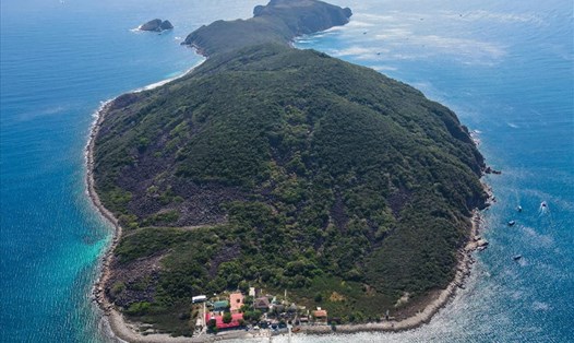 Toàn cảnh đảo Hòn Mun trên Vịnh Nha Trang. Ảnh: Hữu Long