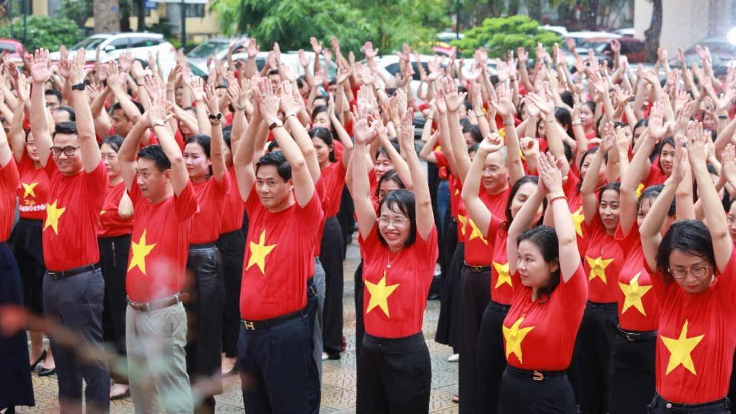Cac dai bieu hat vang ca khuc cach mang hao hung tai hien khi the mua thu lich su. Anh: Hoc vien Ngan hang  