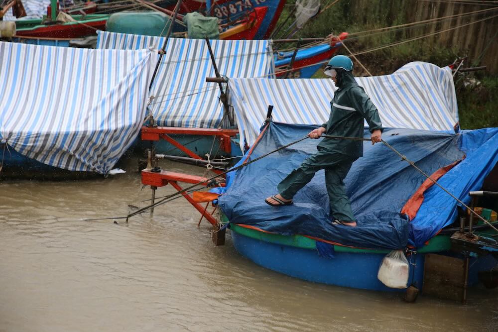 In the north of Quang Tri, it was raining heavily, fishermen tried to reinforce their boats. Photo: Hai Huyen